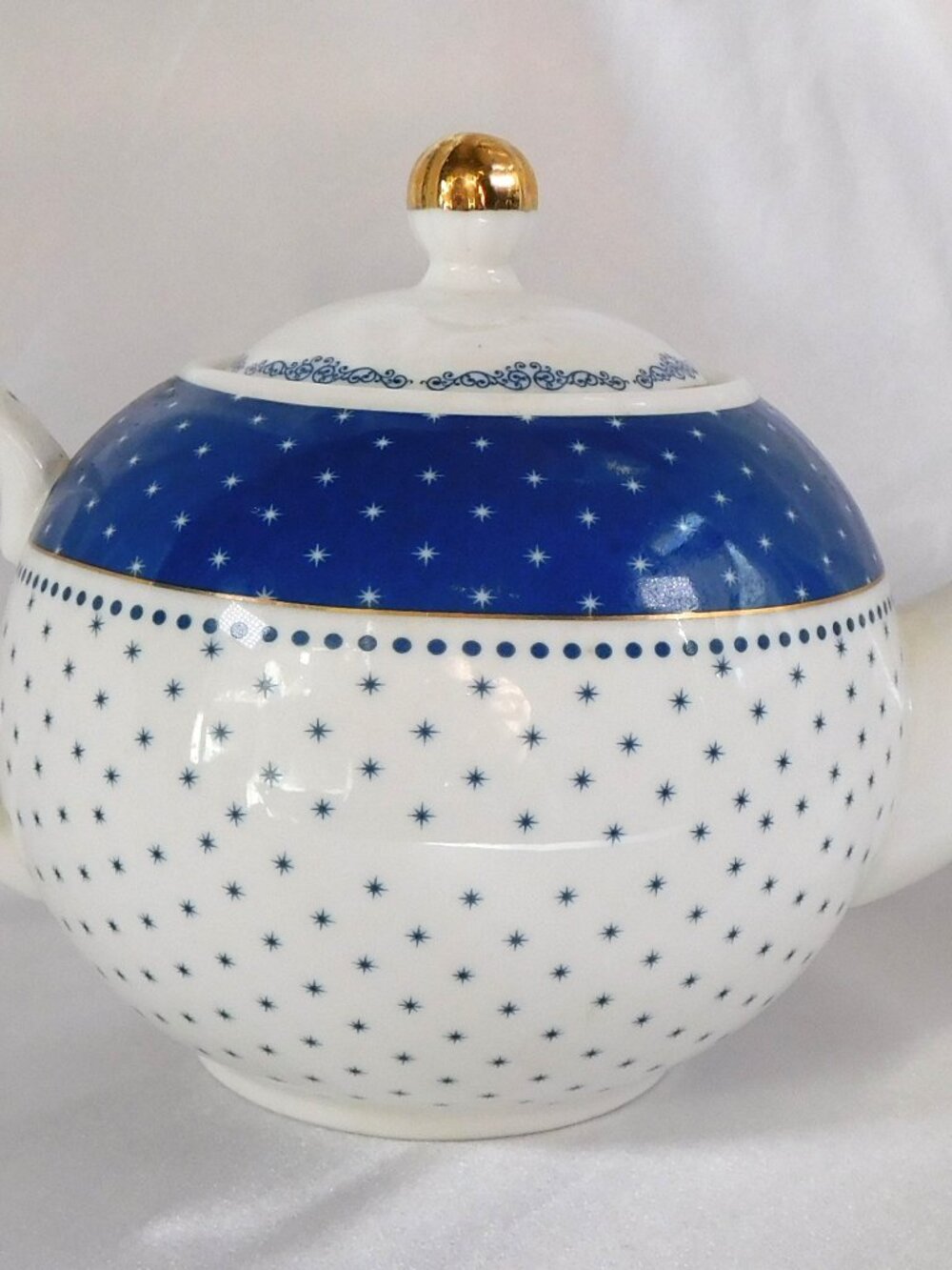 Grace’s Teaware Blue and White Teapot # 25326